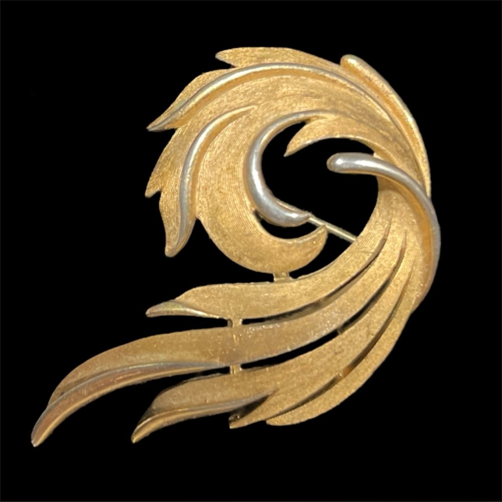 Trifari Crown Vintage Curled Feather Gold Brushed Brooch/Pin